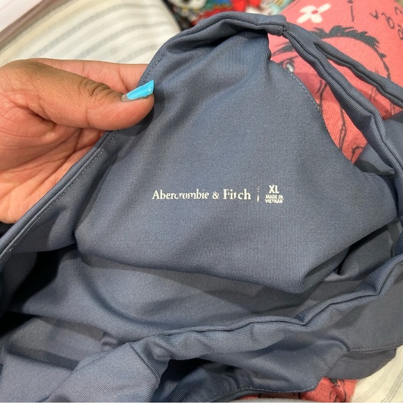 ABERCROMBIE & FITCH - V-Neck Racerback Tank - Picture 6 of 6